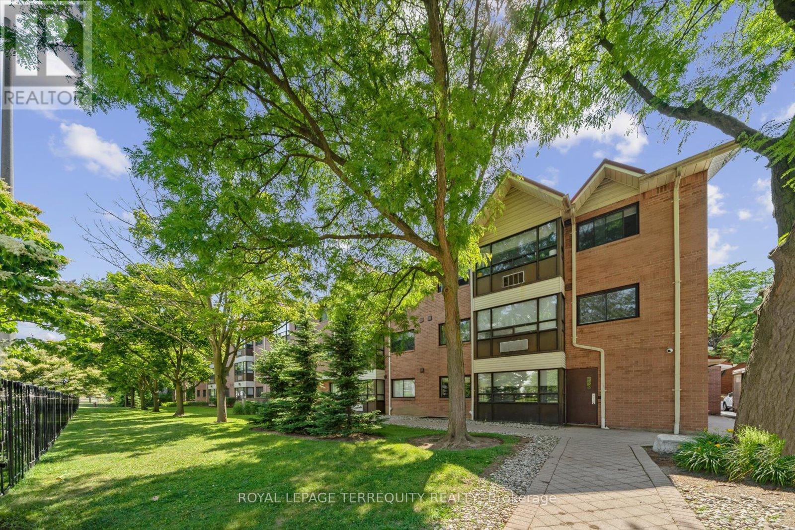 208 1275 Cornerbrook Pl, Mississauga, ON L5C 3J3