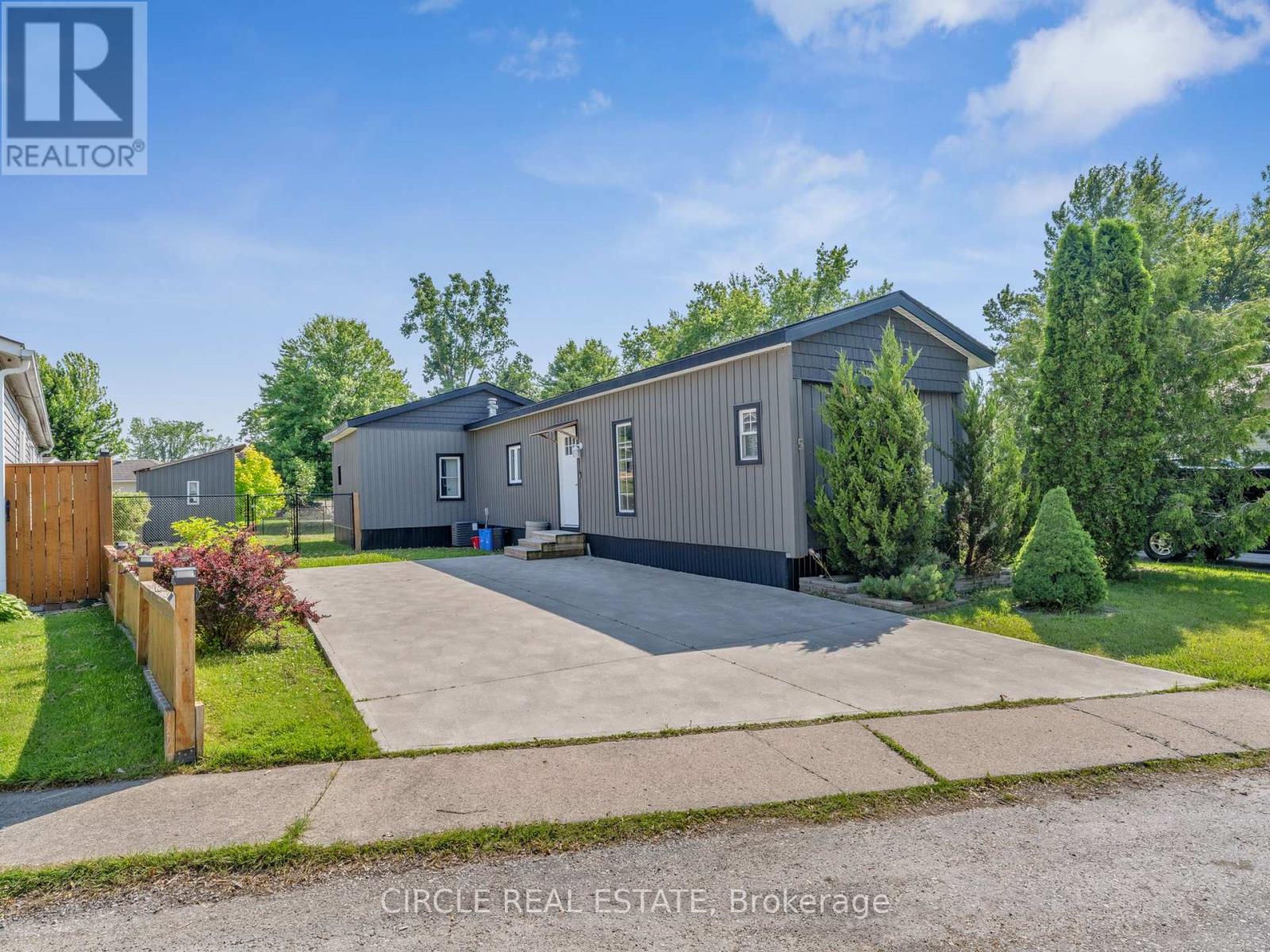 5 Maple Dr, Essex, ON N0R 1J0