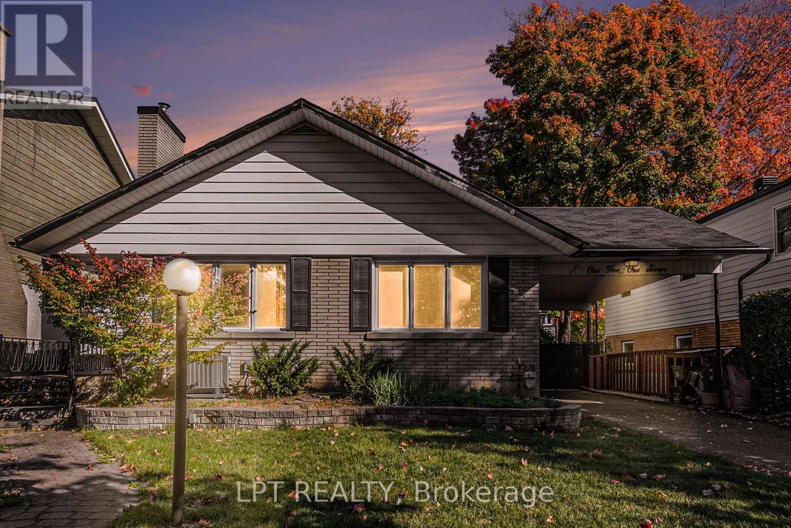 1517 Caverley St, Ottawa, ON K1G 0X9