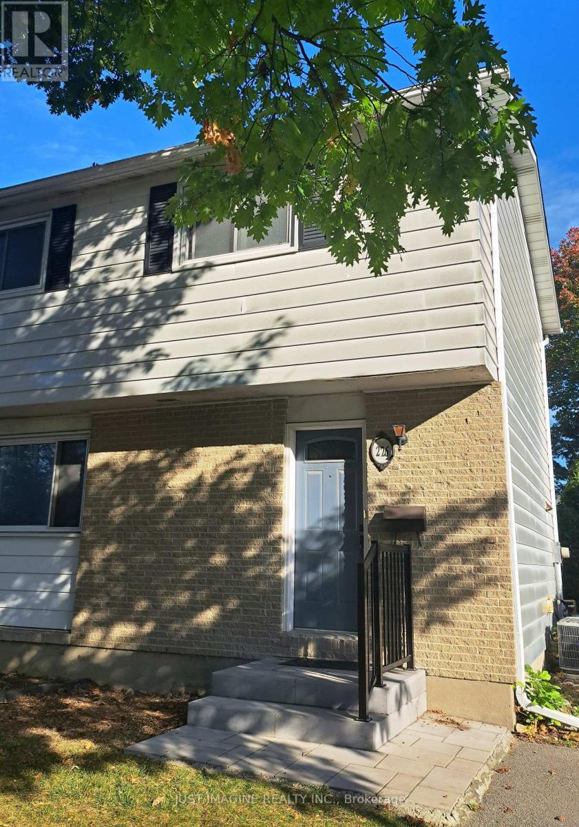 226 Old Colony Rd, Ottawa, ON K2L 1M7