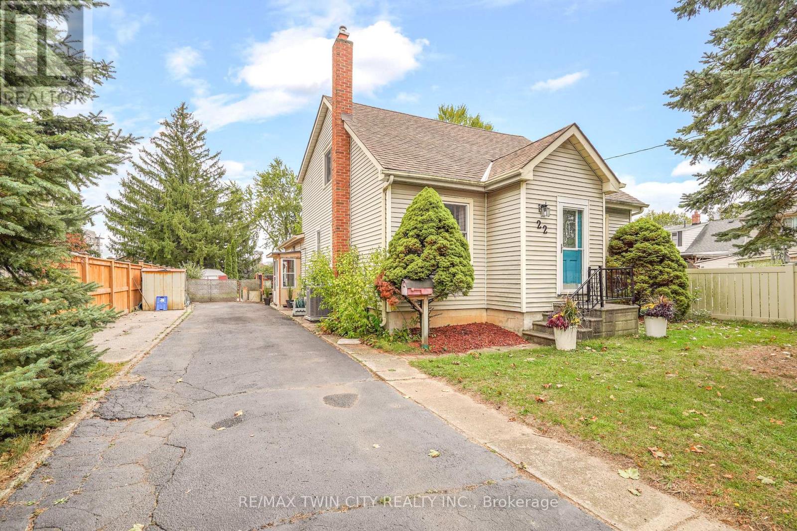 22 Wayne Dr, Brantford, ON N3R 2Y7