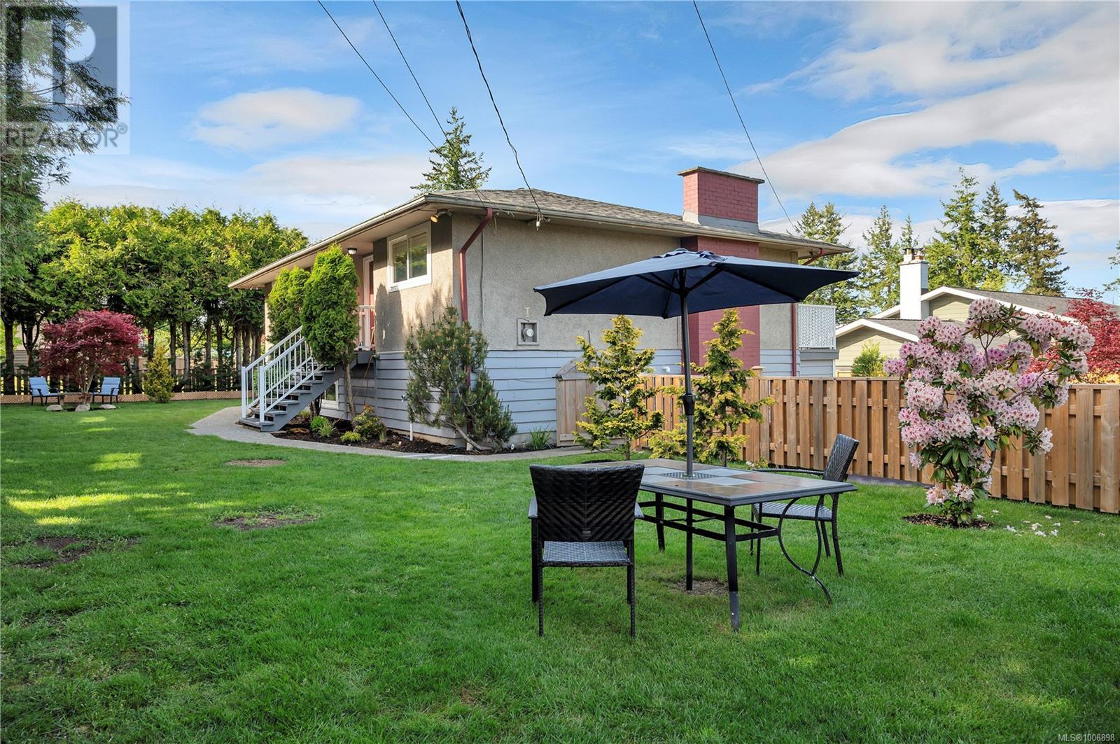 87 Ocean View Rd, Campbell River, BC V9W 1W9