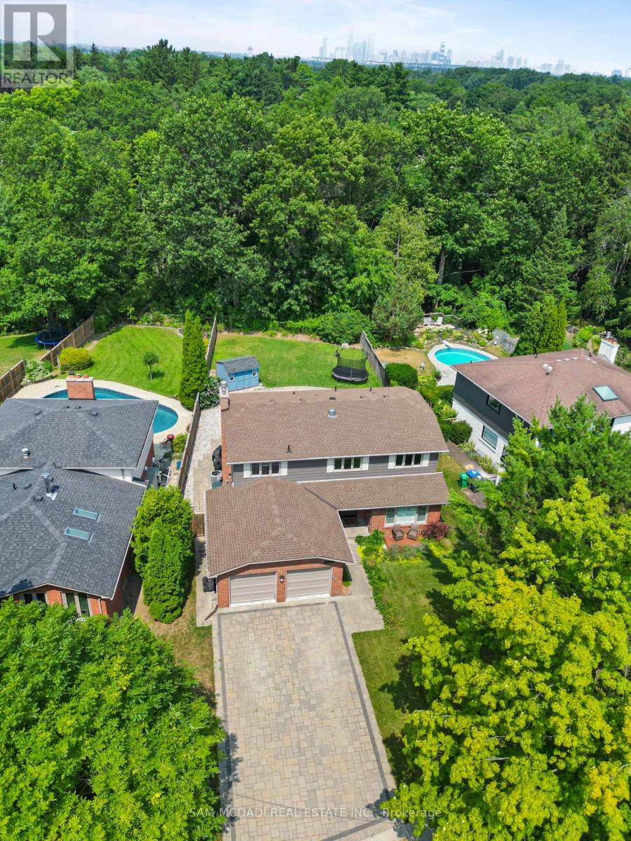 1045 Fair Birch Dr, Mississauga, ON L5H 1M4