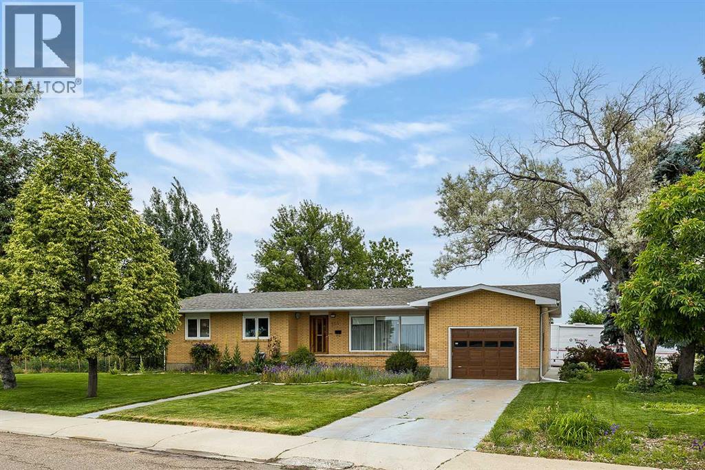 701 Mccutcheon Dr NW, Medicine Hat, AB T1A 6X9