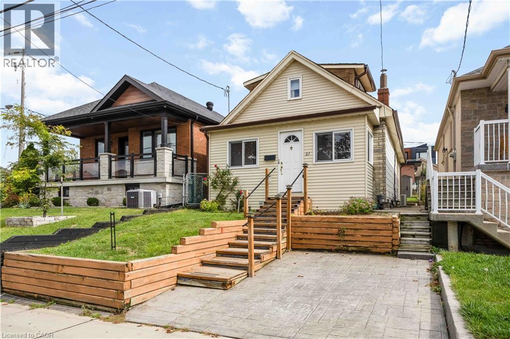 83 Kane Ave, Toronto, ON M6M 3M8