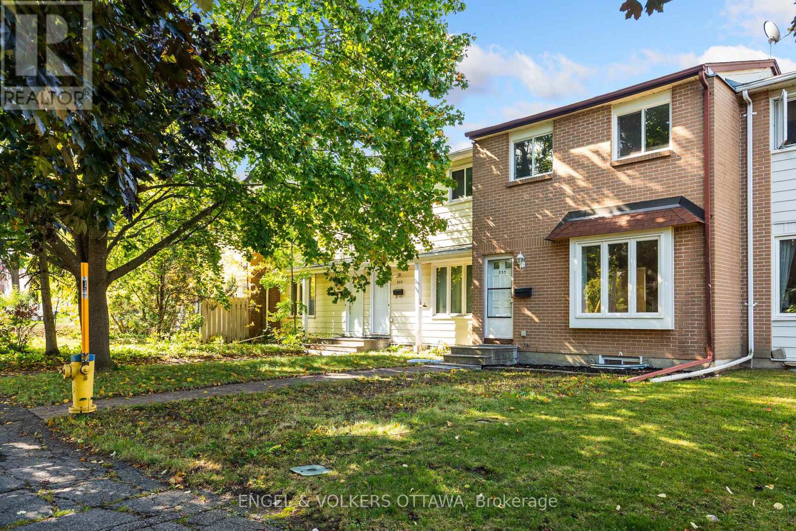 933 Greenbriar Ave, Ottawa, ON K2C 0J8