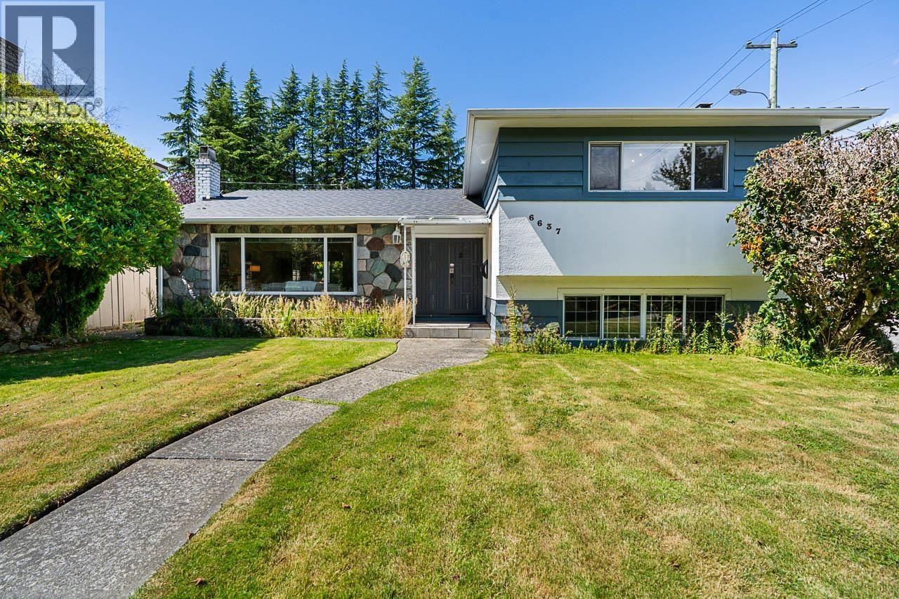 6637 Ash St, Vancouver, BC V6P 3K3