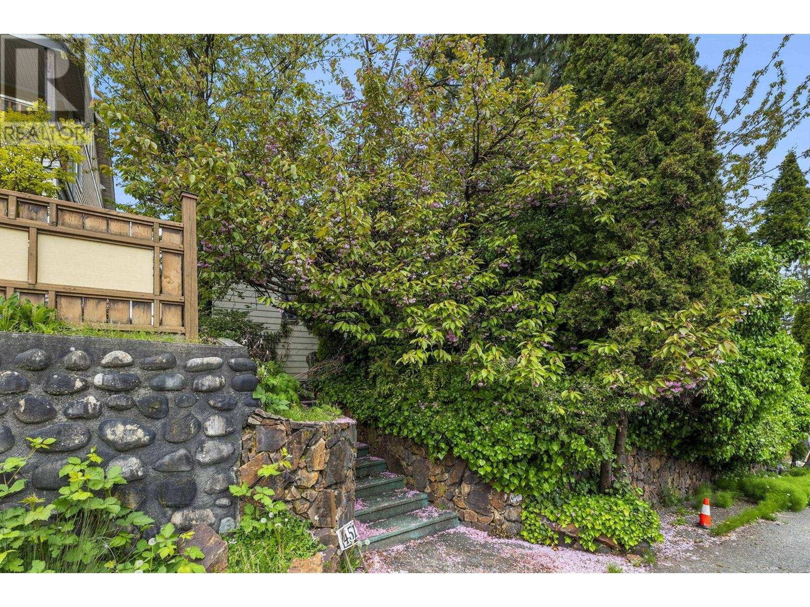 451 E Eighth Ave, New Westminster, BC V3L 4K9