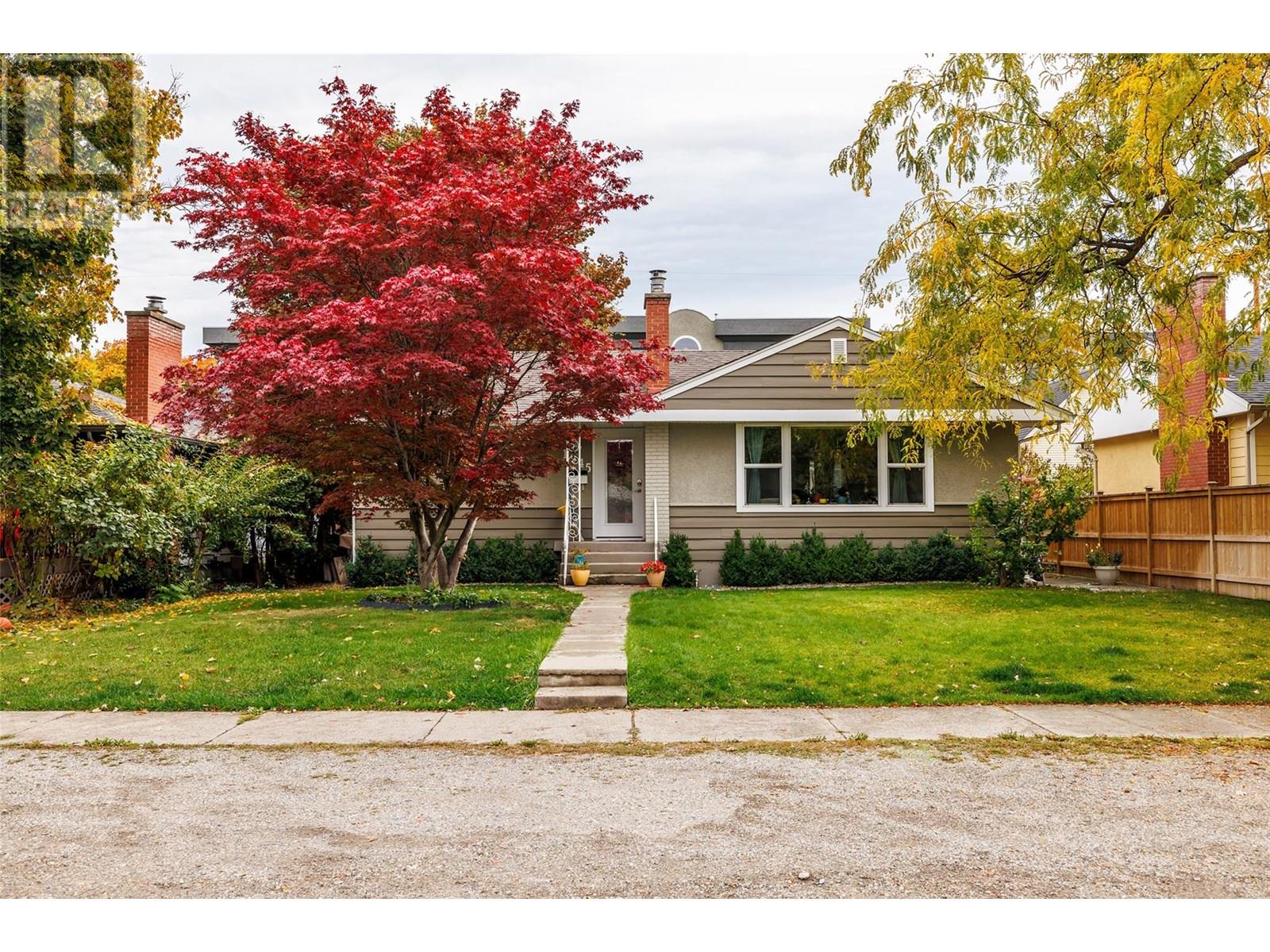 1945 Bowes St, Kelowna, BC V1Y 3C2