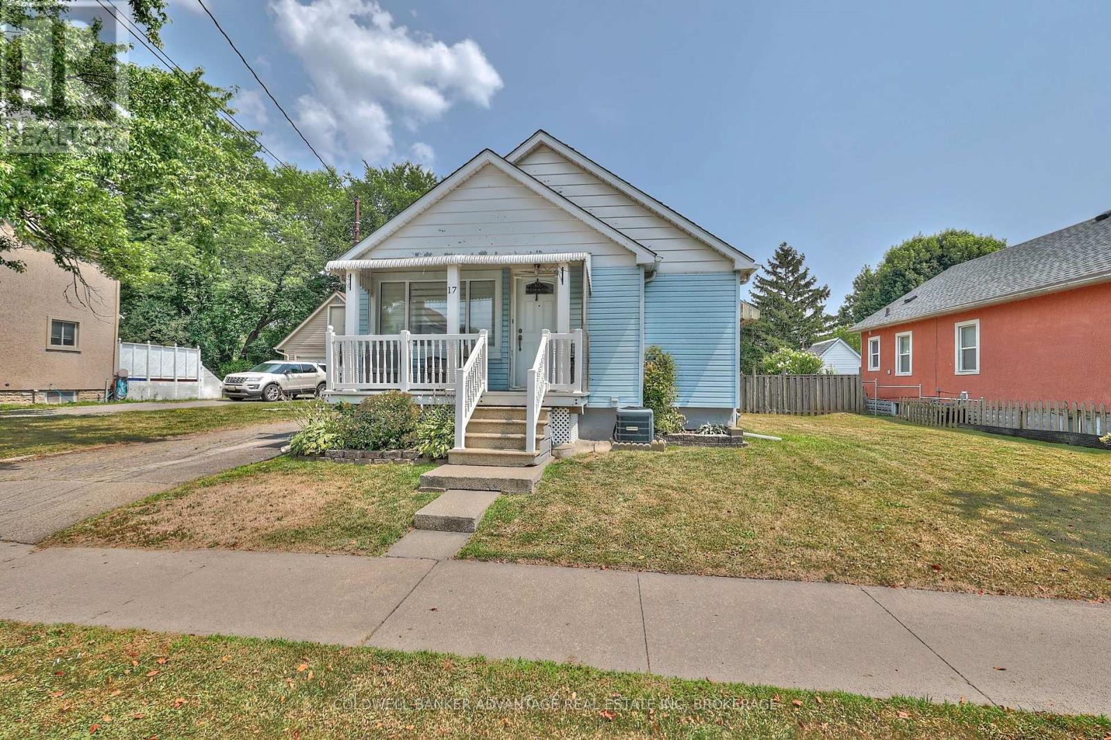 17 Clifford Ave, Welland, ON L3C 2C6