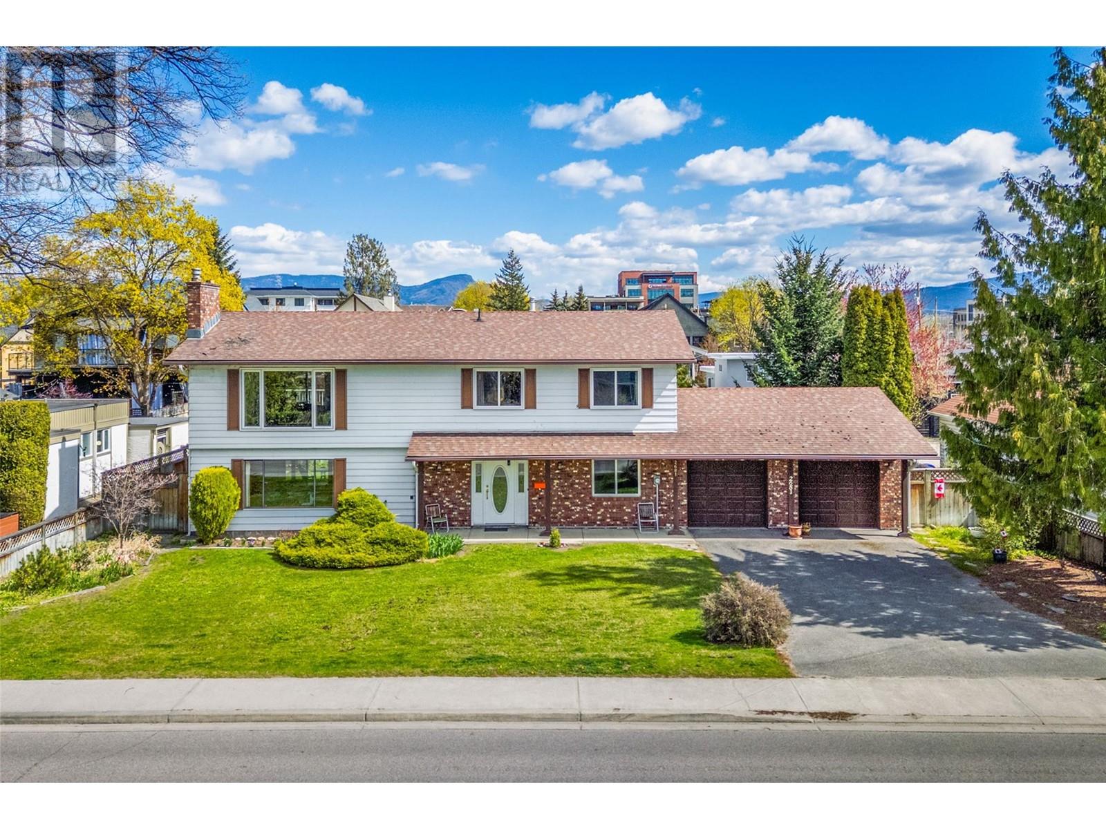 2681 Abbott St, Kelowna, BC V1Y 1G3