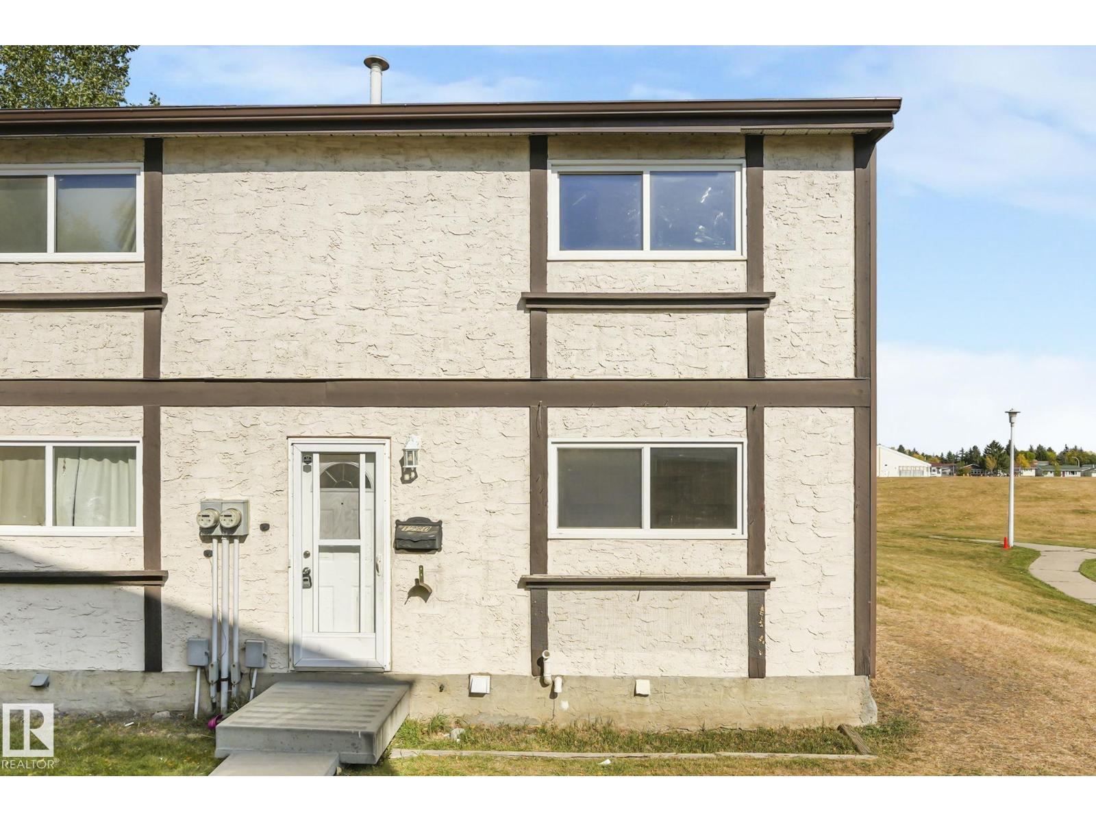 1280 Lakewood Rd W NW, Edmonton, AB T6K 3P2