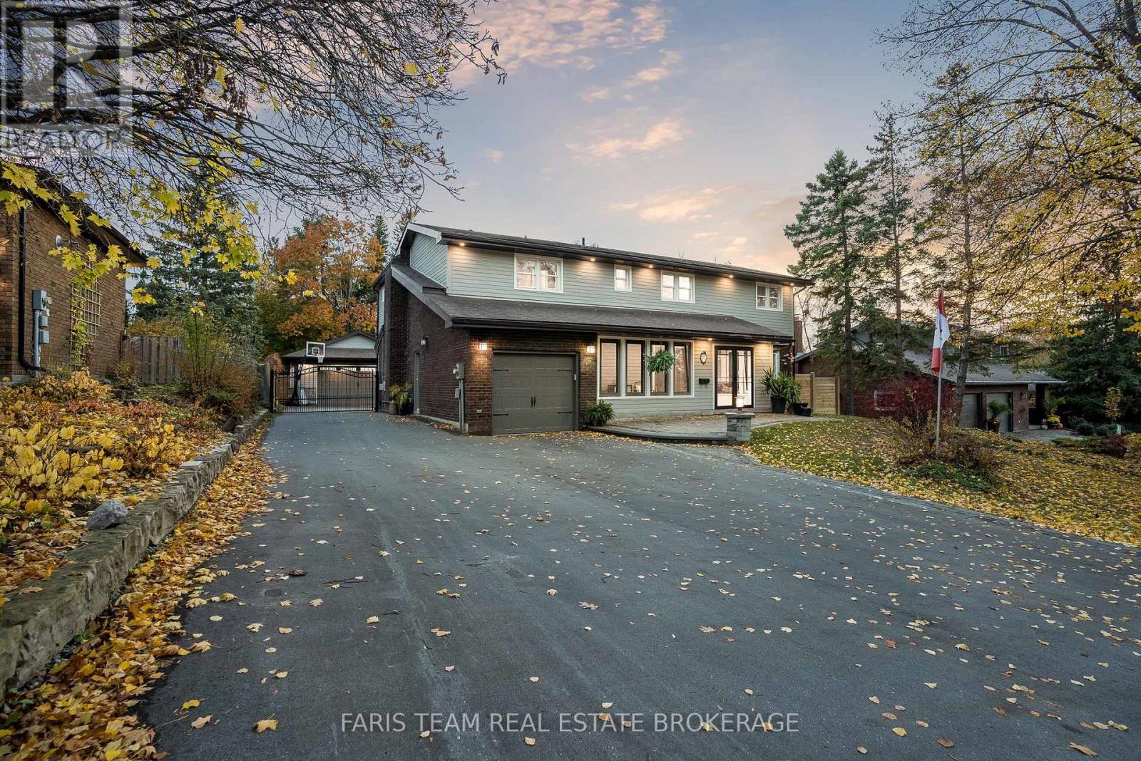 27 Garrett Cres, Barrie, ON L4M 5K7
