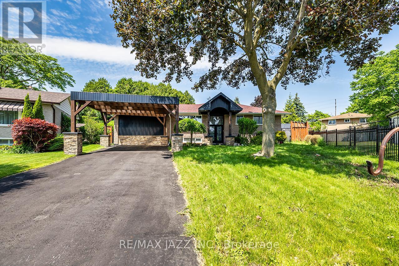 633 Pinewood St, Oshawa, ON L1G 2S2