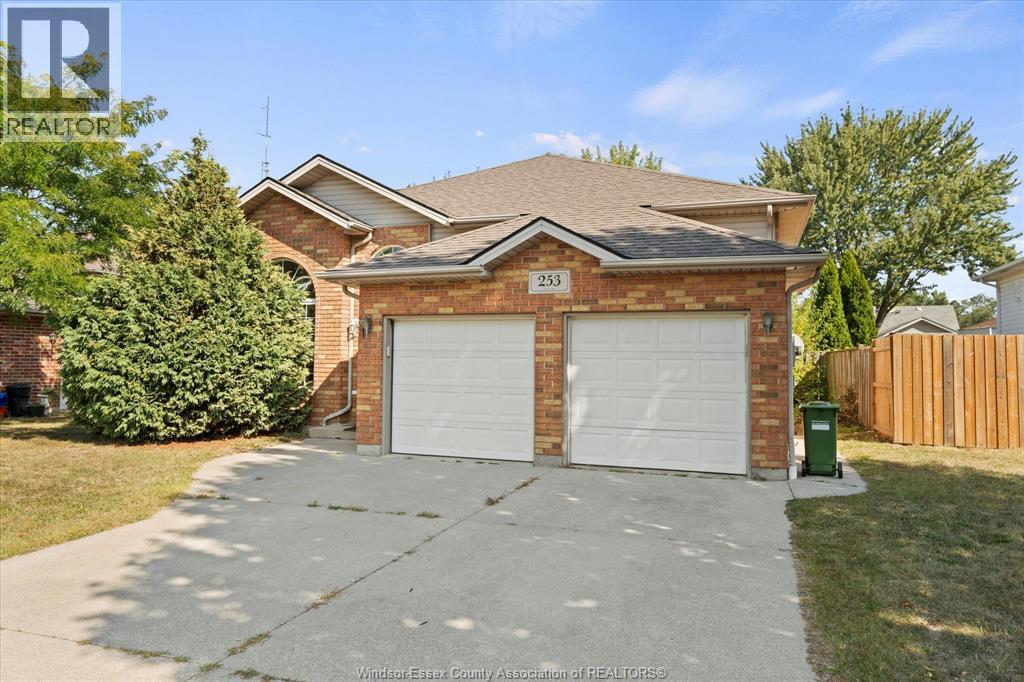 253 Fields Ave, Lasalle, ON N9J 3S3