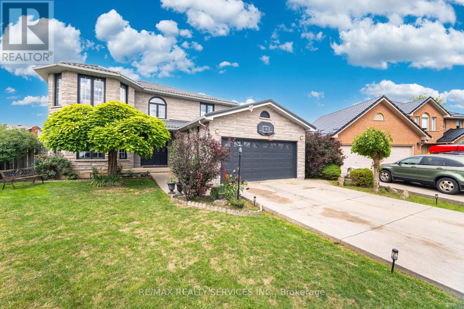 2 Morningstar Ct, Hamilton, ON L8W 3E1