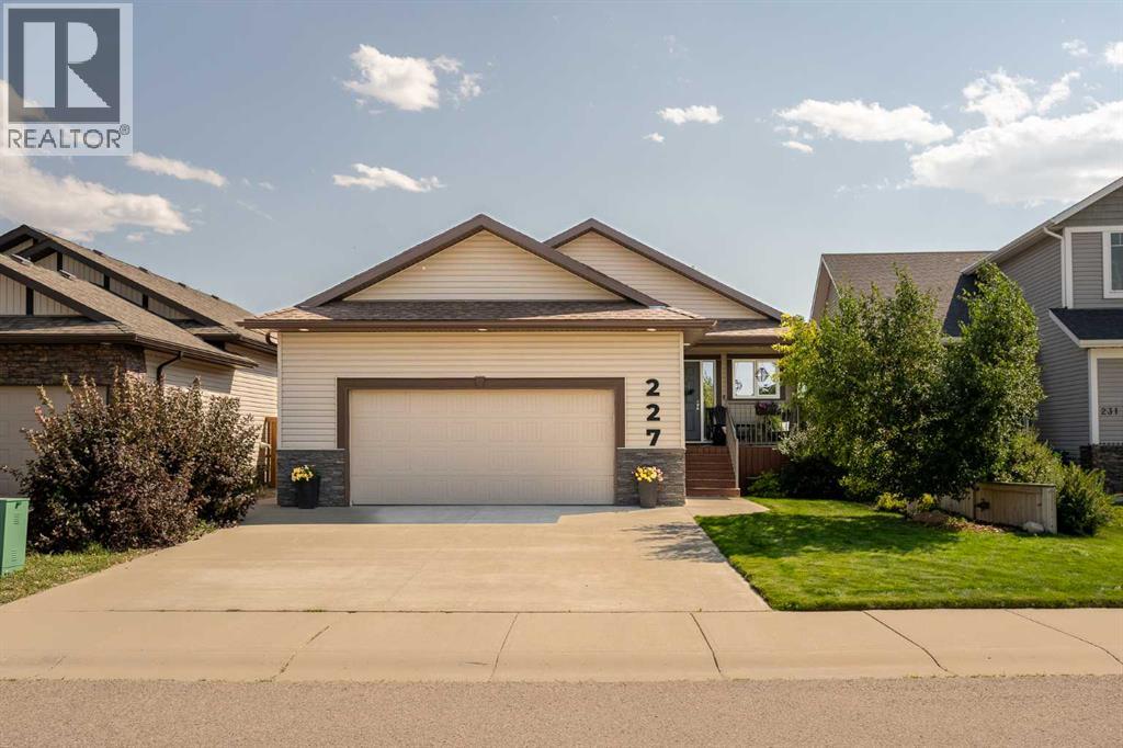 227 Mt Sundial Ct W, Lethbridge, AB T1J 5C2