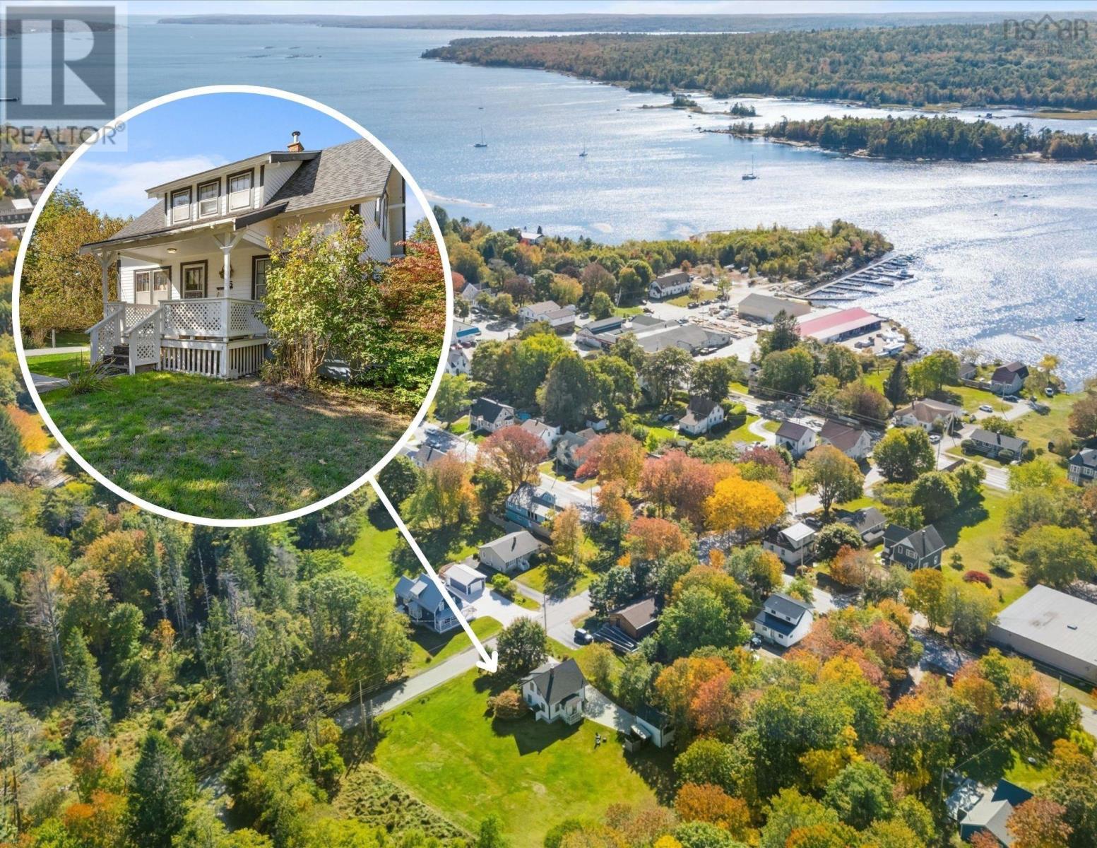 36 Transvaal St, Shelburne, NS B0T 1W0