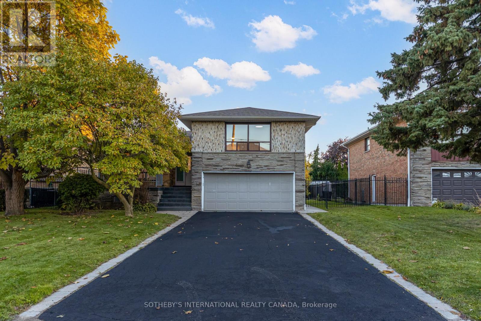 34 Euphrasia Dr, Toronto Yorkdale-glen Park, ON M6B 3V9