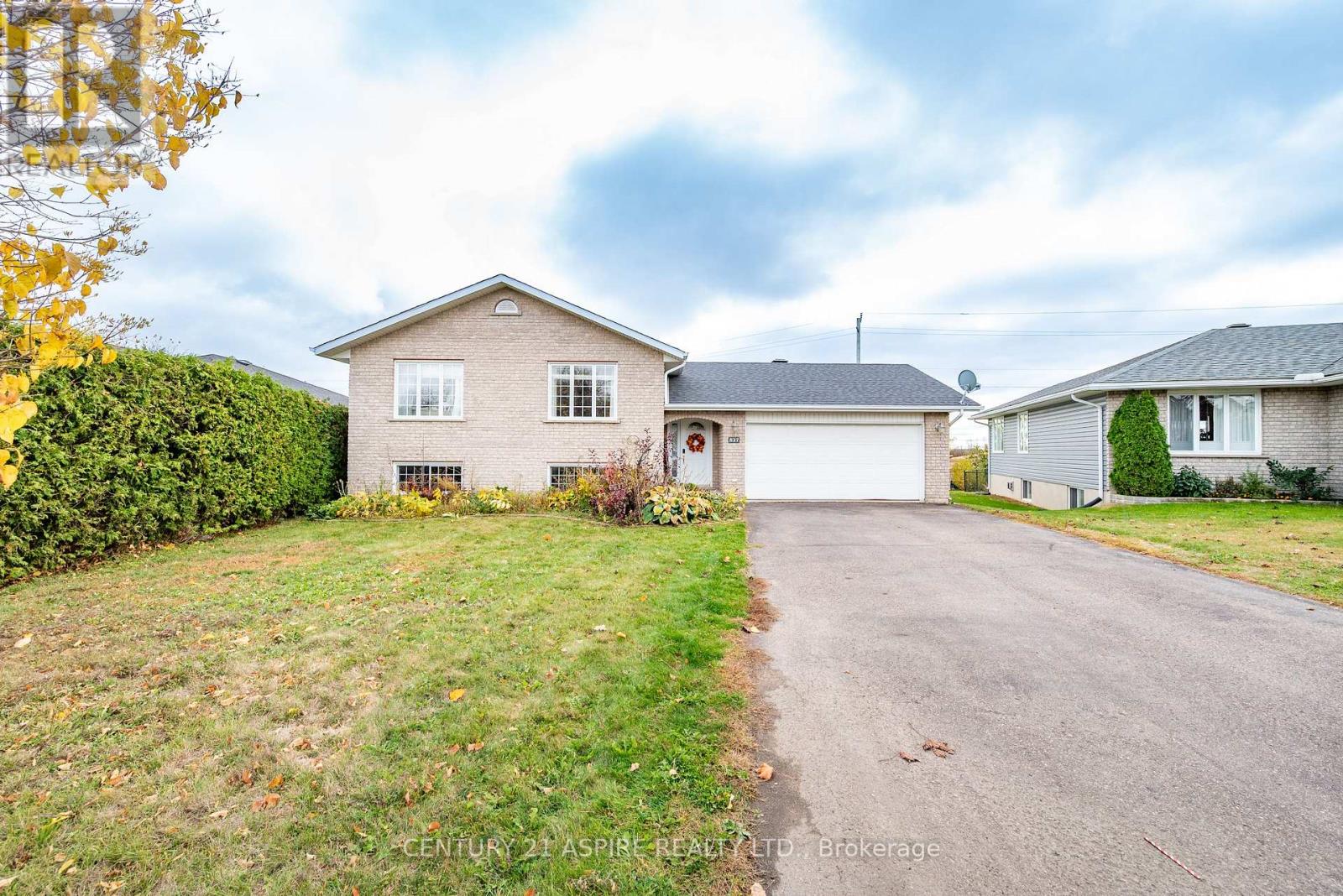 527 Angus Campbell Dr, Pembroke, ON K8A 8K6