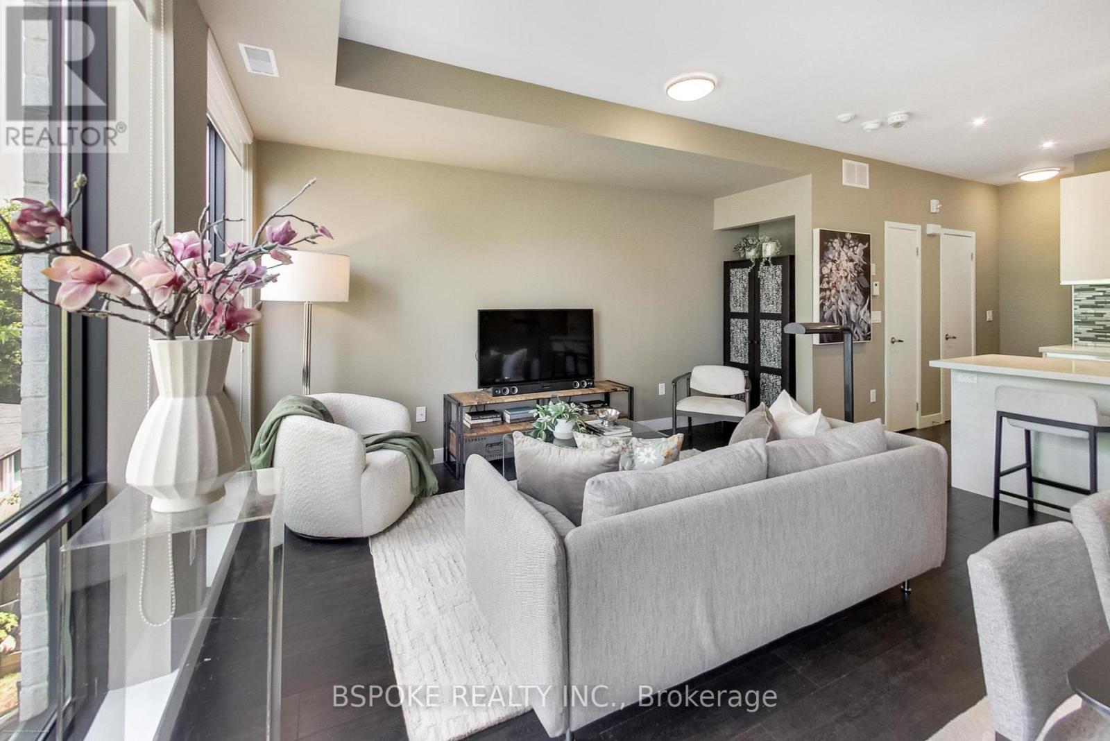 210 441 Jane St, Toronto, ON M6S 3Z9