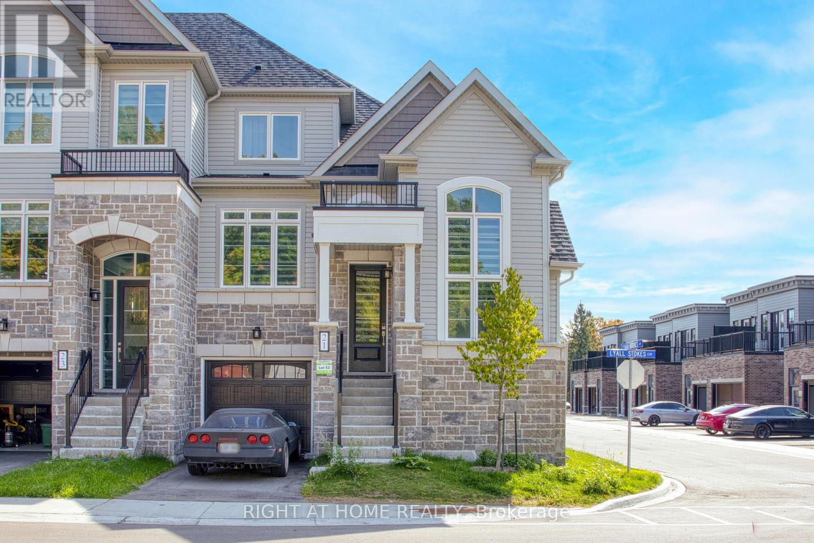 21 Lyall Stokes Cir, East Gwillimbury, ON L0G 1M0