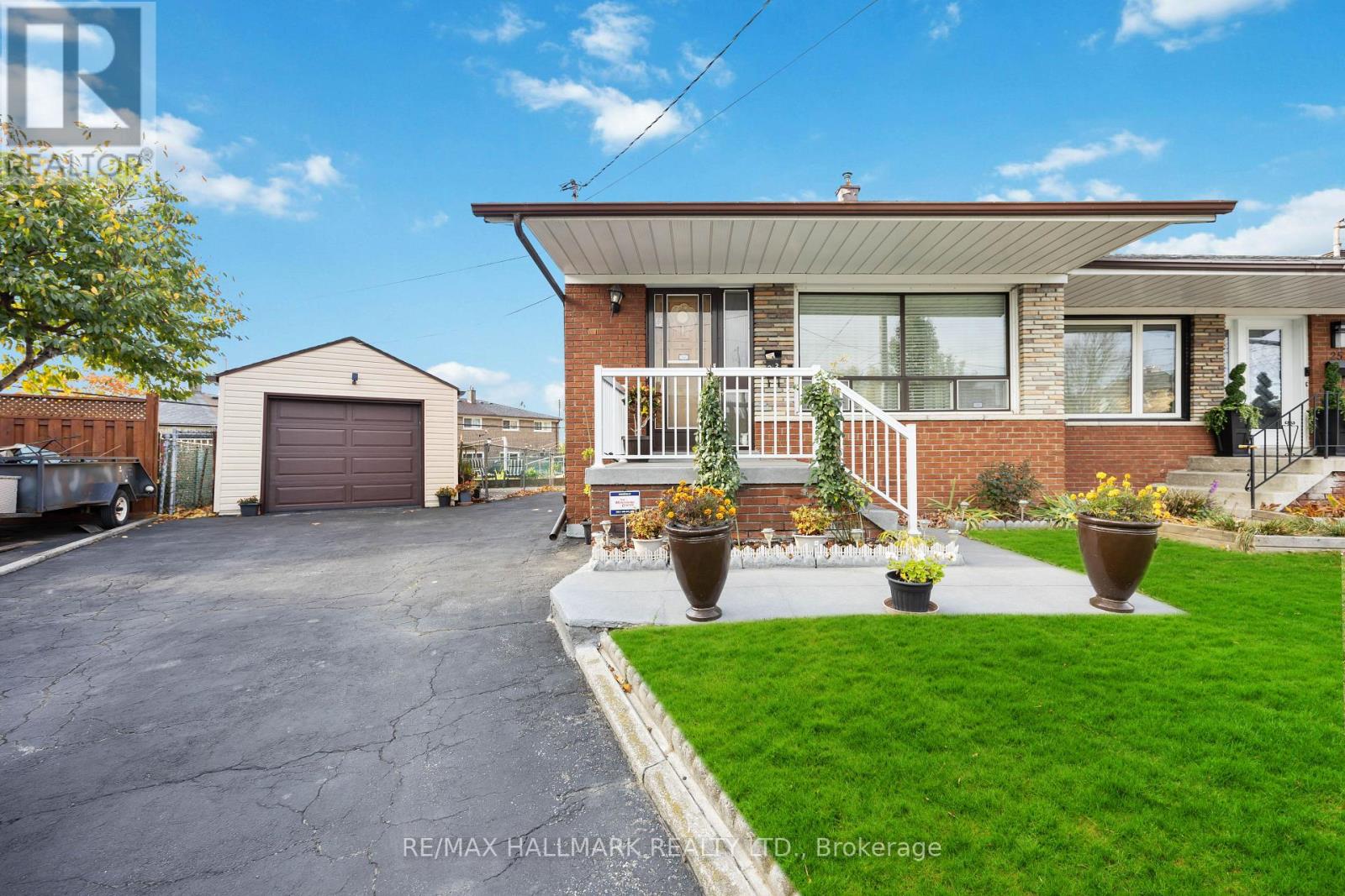 23 Lockington Ct, Toronto, ON M9M 2C4