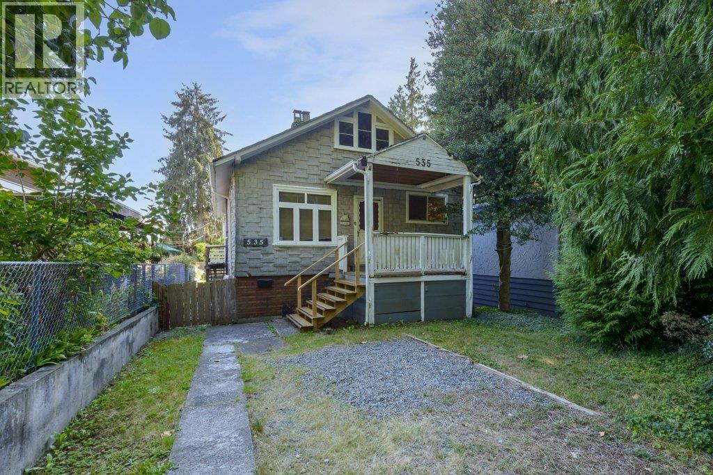 535 W 15th St, North Vancouver, BC V7M 1S8