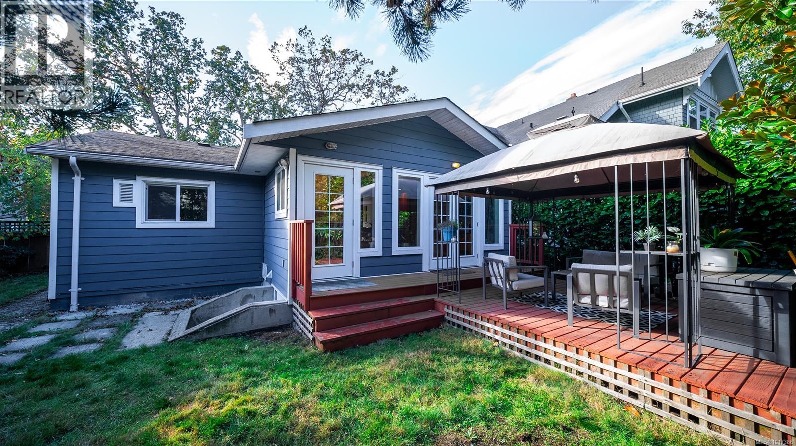 1716 Bay St, Victoria, BC V8R 2C1