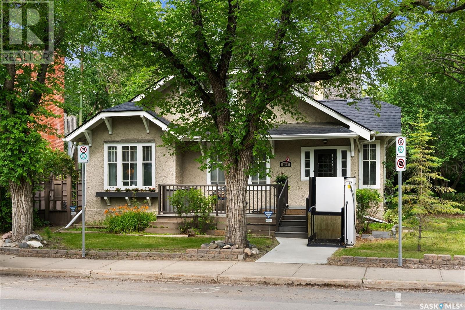 1706 15th Avenue, Regina, SK S4P 0Z7