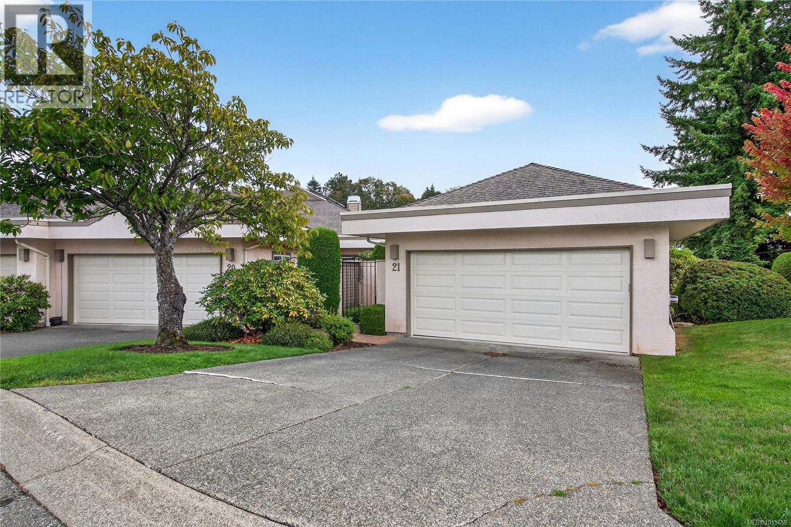 4318 Emily Carr Dr Unit 21 Dr, Saanich, BC V8X 5E7