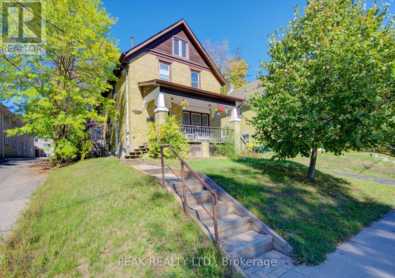 32 Elgin St, Waterloo, ON N2J 2R1
