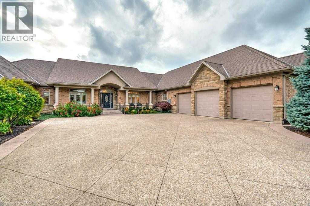 17 Tews Ln, Hamilton, ON L9H 7N4