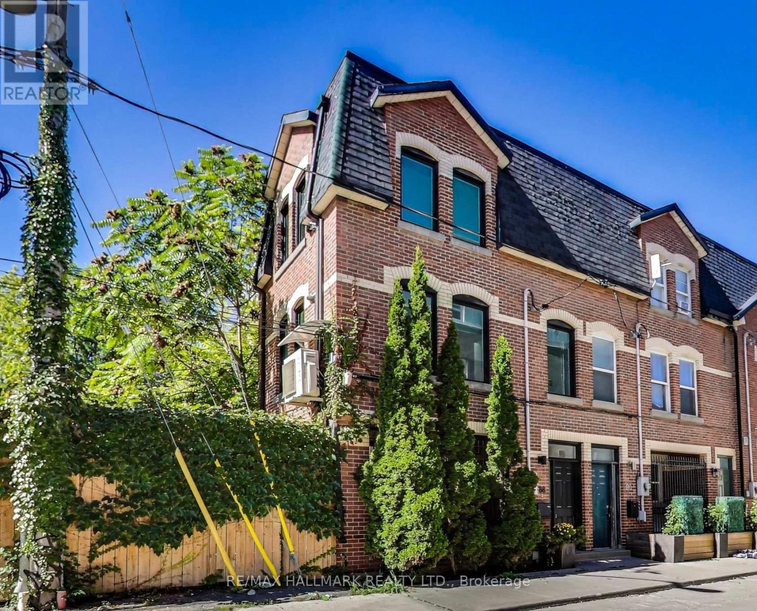 88 Poulett St, Toronto, ON M5A 2B1