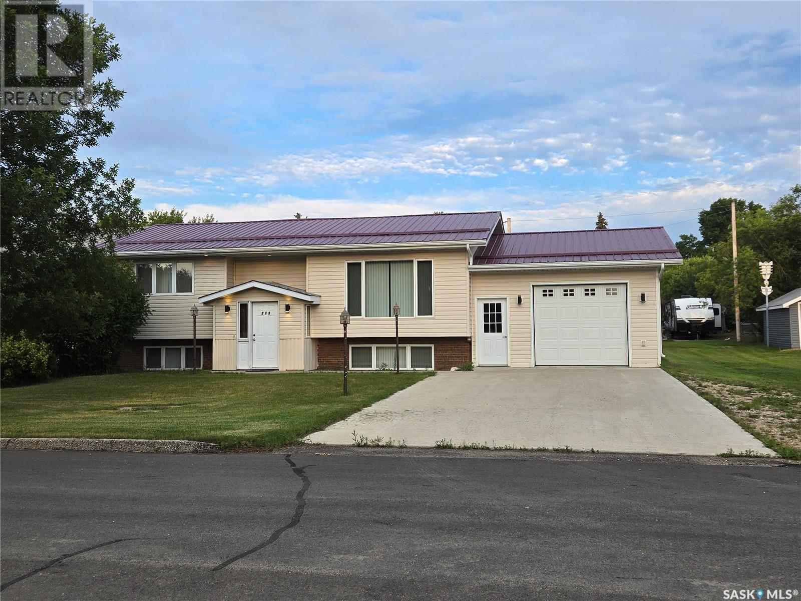 215 Heward St, Stoughton, SK S0G 4T0