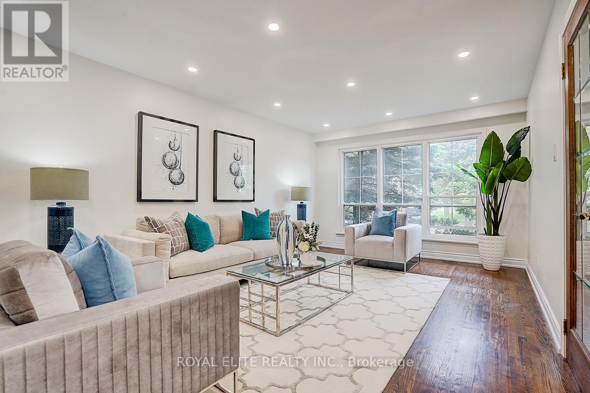11 Abbeywood Trl, Toronto Banbury-don Mills, ON M3B 3B4