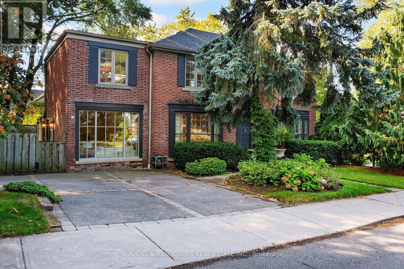21 Wembley Rd, Toronto, ON M6C 2E8