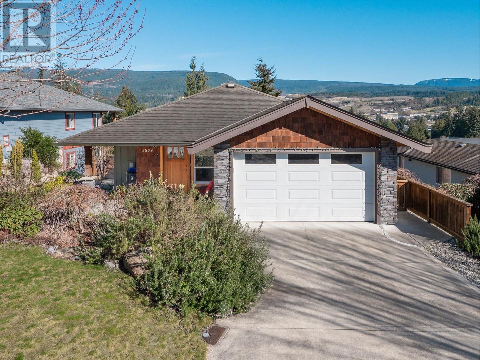 5878 Medusa St, Sechelt, BC V0N 3A0
