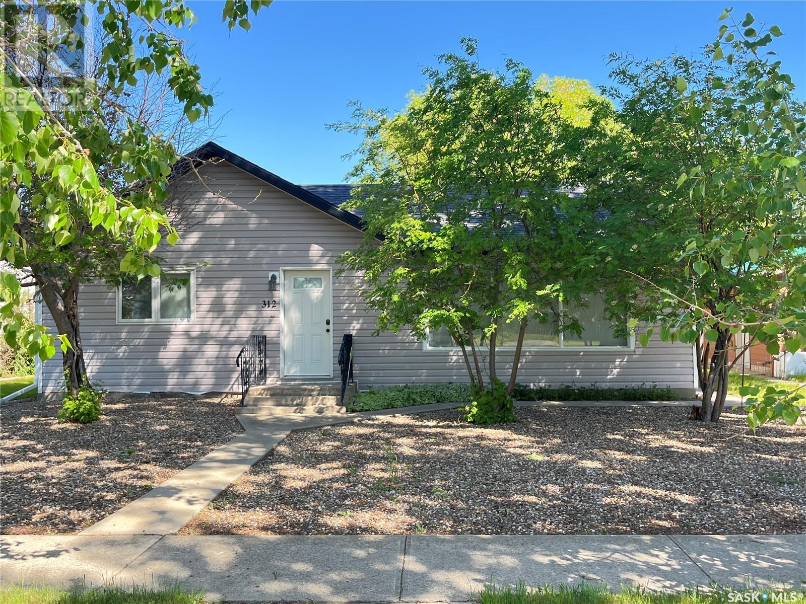 312 Cypress St, Maple Creek, SK S0N 1N0