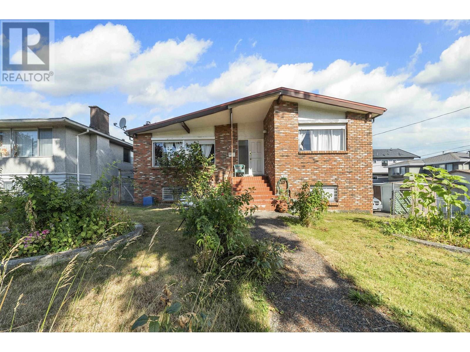 4561 Manor St, Vancouver, BC V5R 3X4