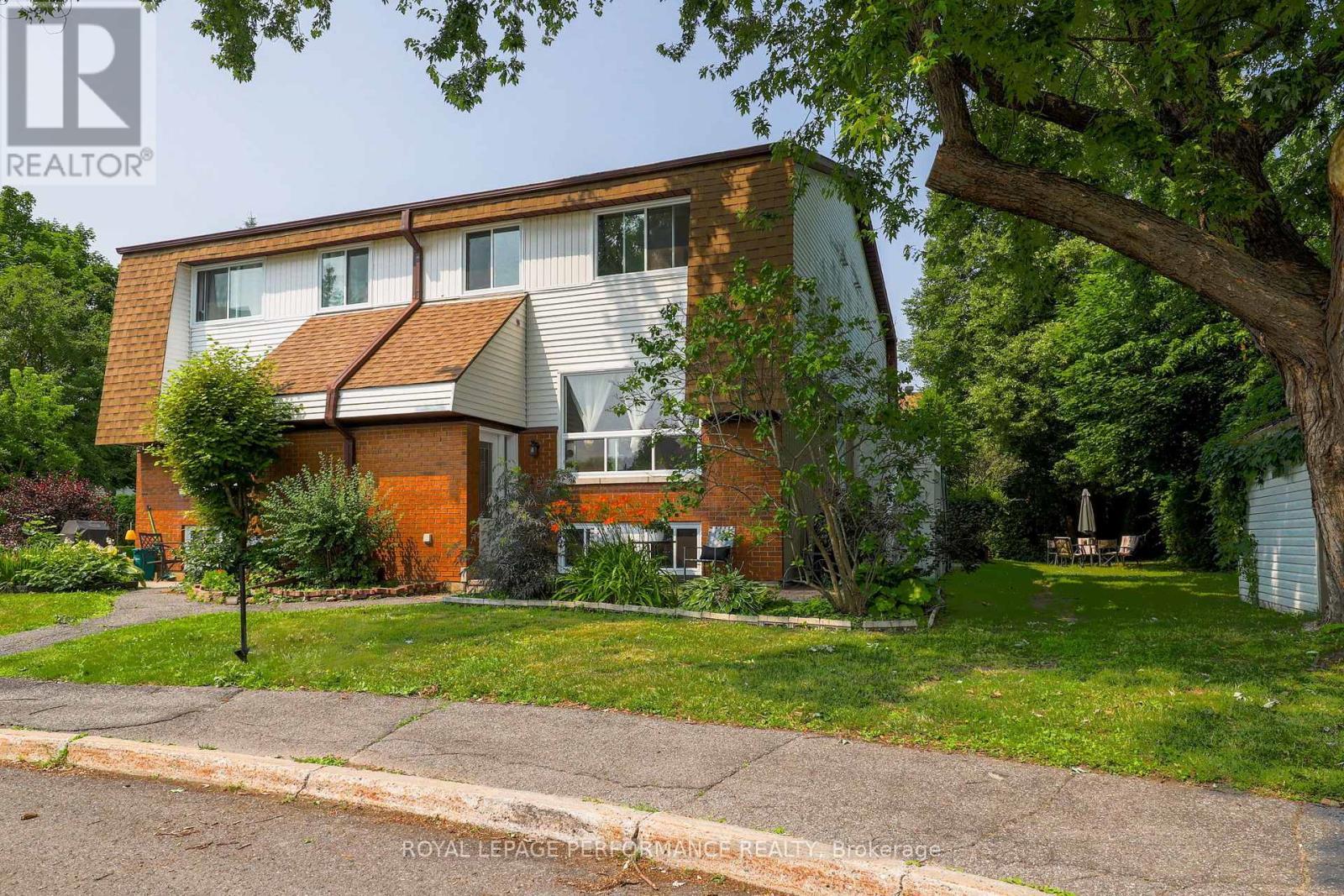2 Lovell Ln A Ln, Ottawa, ON K2H 9B6