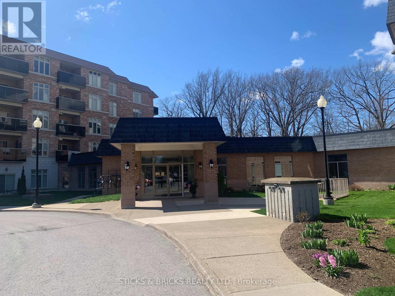 301 8111 Forest Glen Dr N, Niagara Falls Mt. Carmel, ON L2H 2Y7