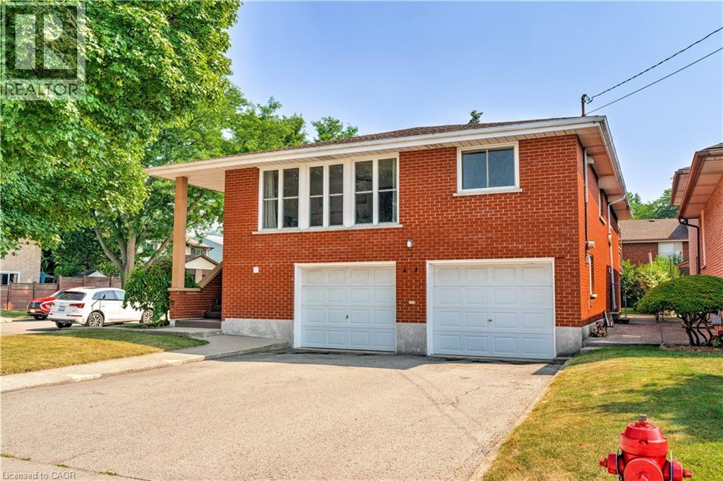 4 Beston Dr, Hamilton, ON L8T 4V7
