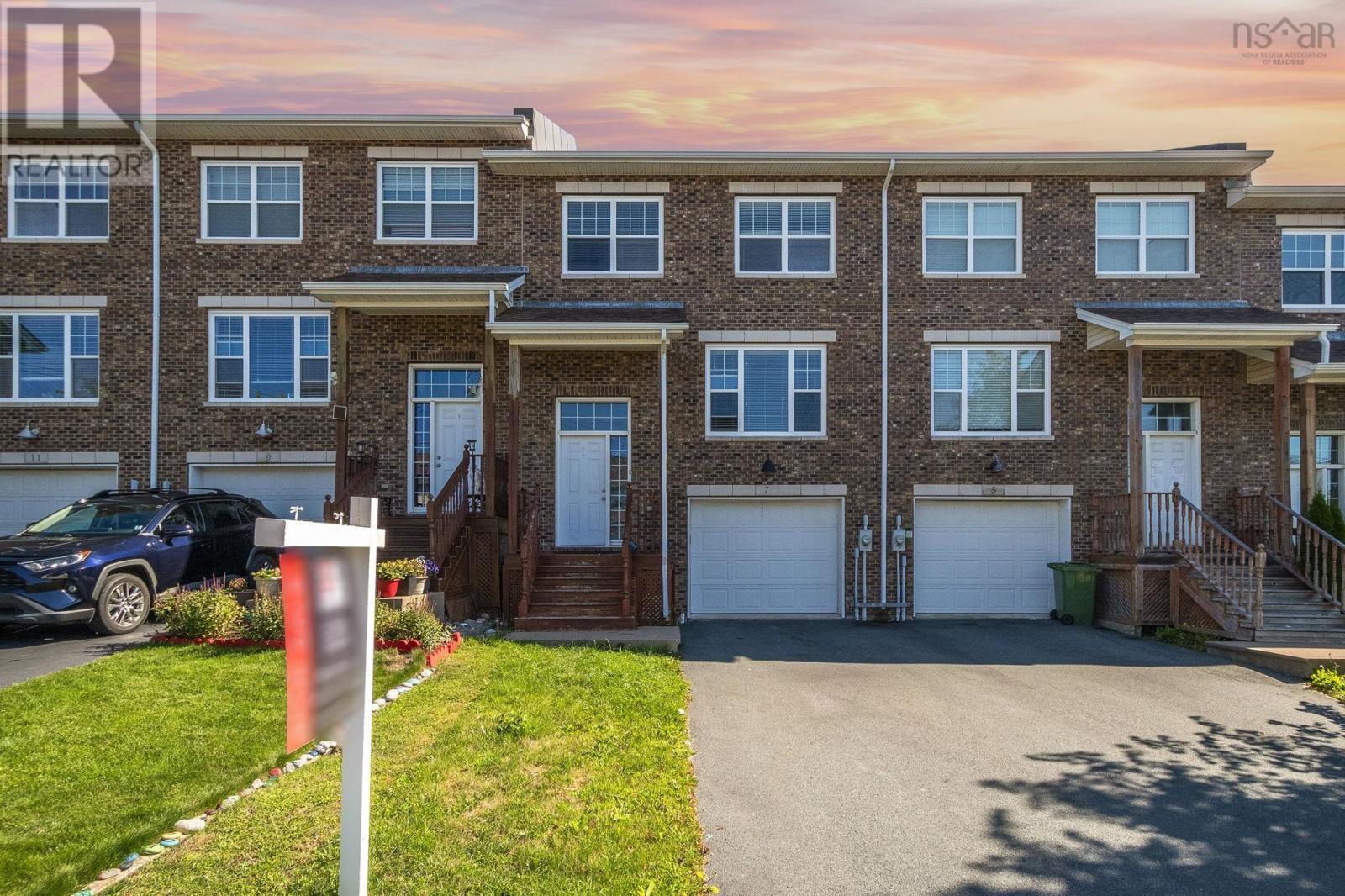 7 Collingwood Ct, Halifax, NS B2W 0G4