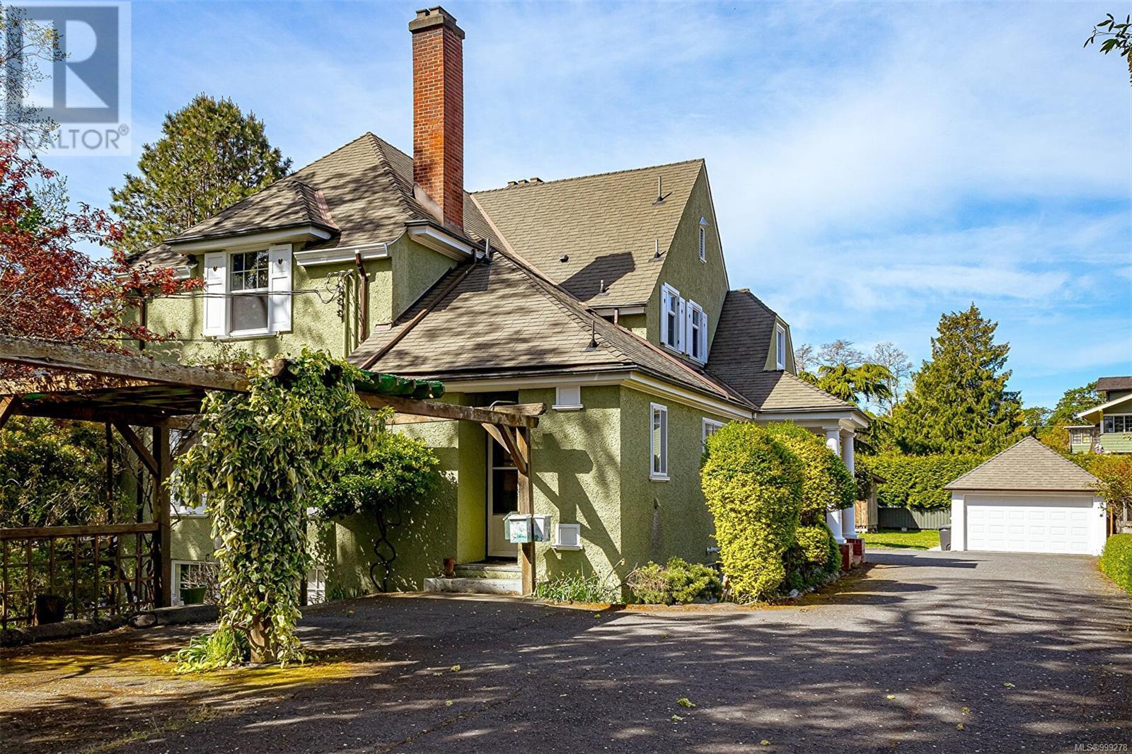 820 Pemberton Rd, Victoria, BC V8S 3R4