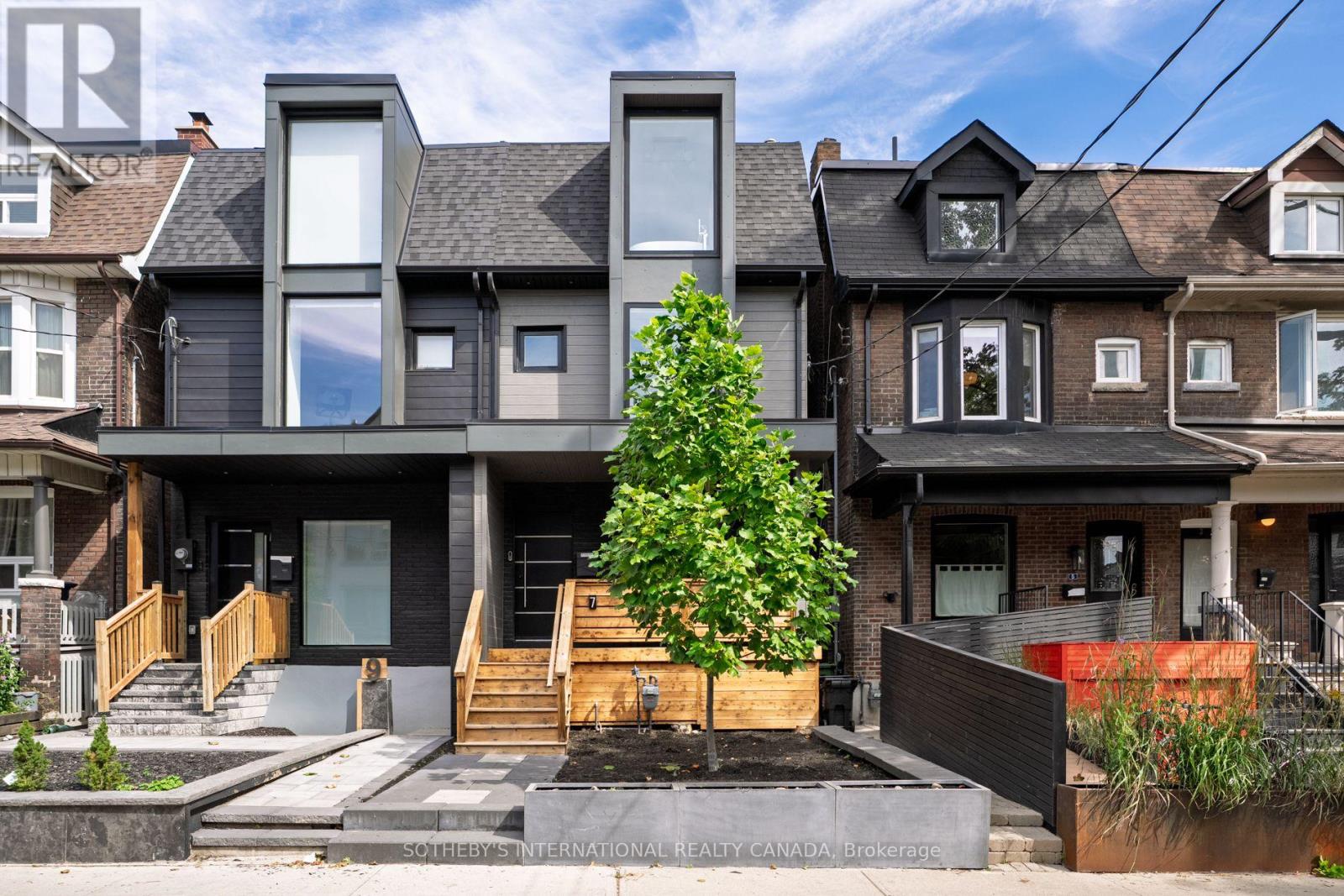 7 Beatrice St, Toronto, ON M6J 2T2