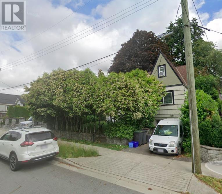949 Harris Ave, Coquitlam, BC V3K 1S4