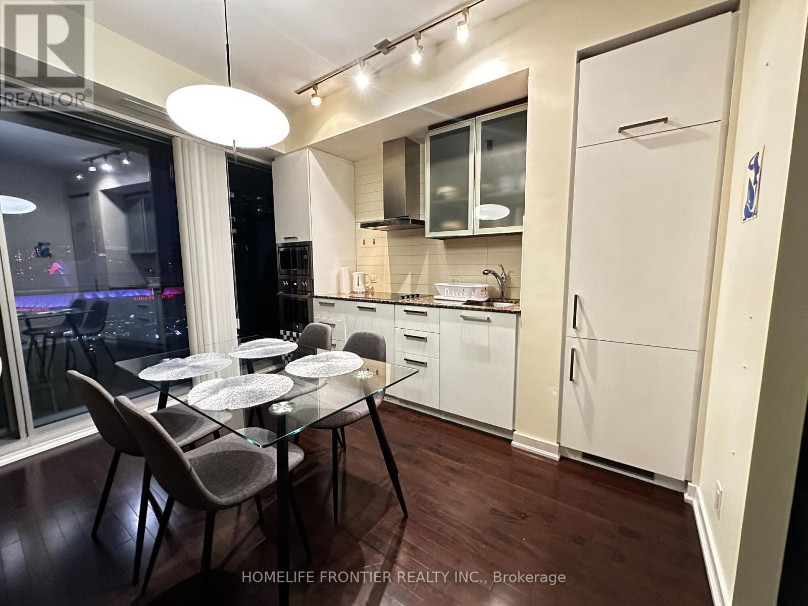 2406 14 York St, Toronto, ON M5J 0B1