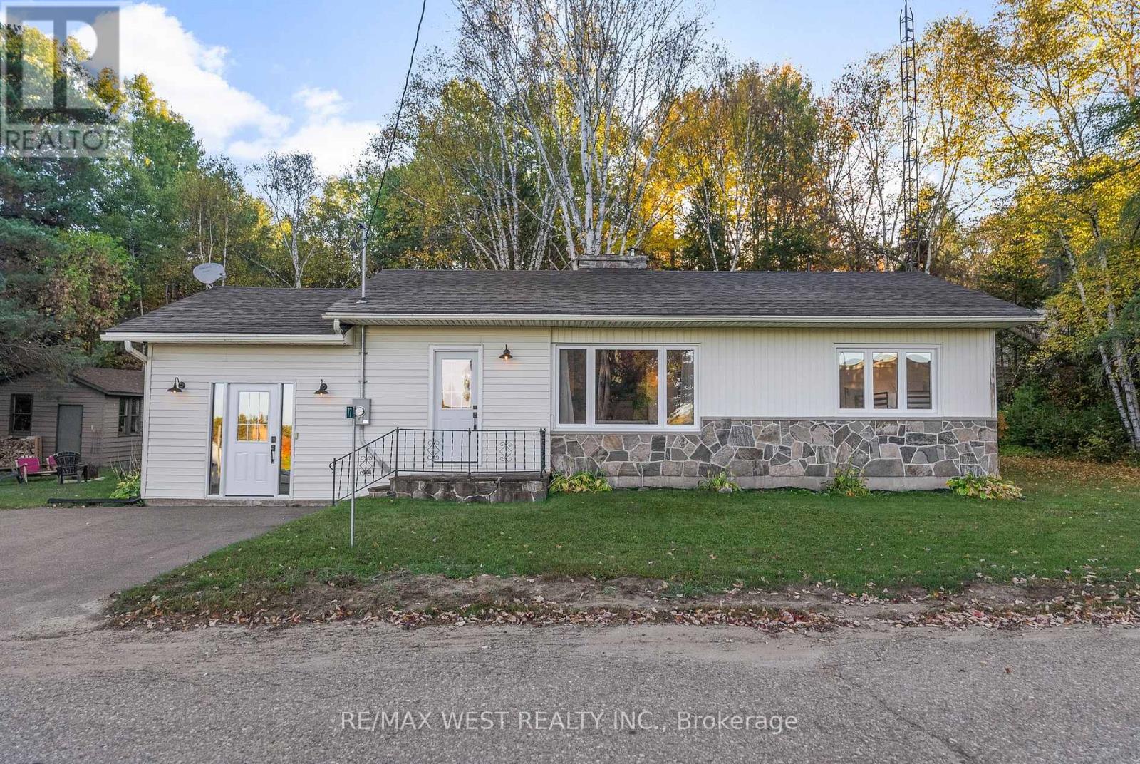 77 Post St, South Algonquin, ON K0J 2M0
