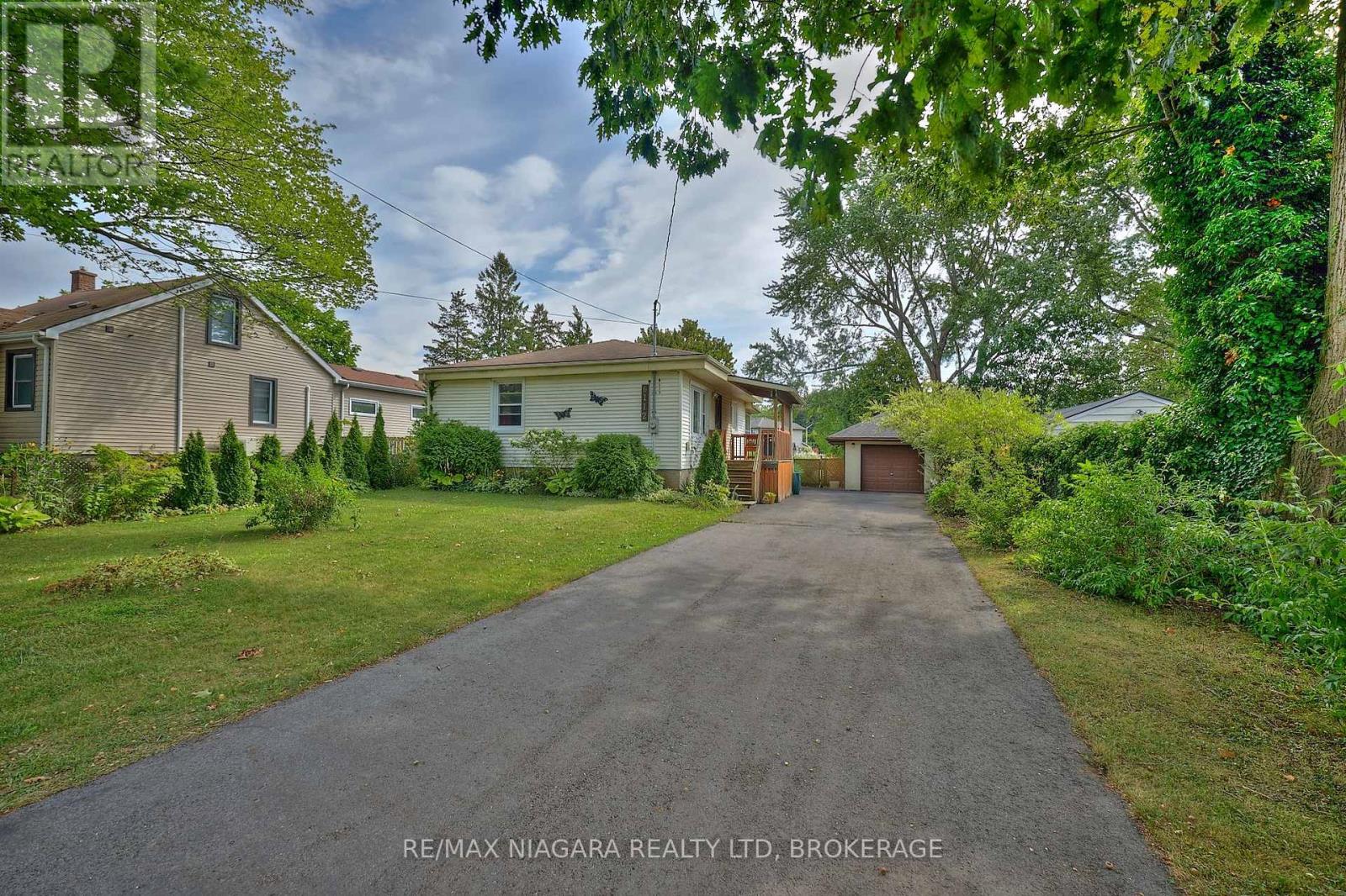 6112 Montrose Rd, Niagara Falls, ON L2H 1L2